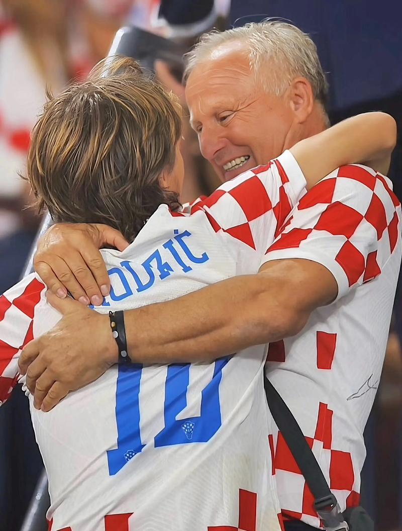 热爱皆平等，河南球迷赛前在球场外声援阿奇姆彭