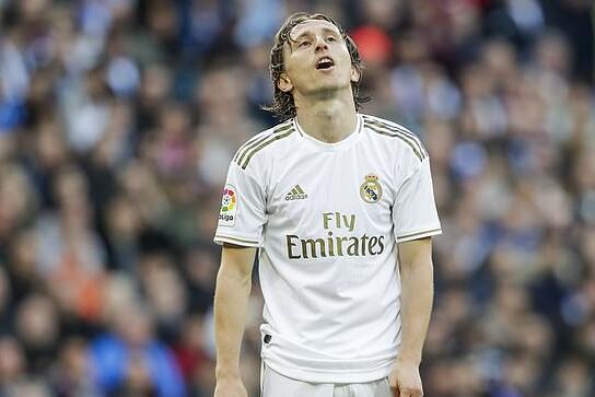 “罗马队友基情互动”，德罗西赛后新闻发布会被哲科亲吻